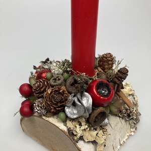 Fahasábra készült asztaldísz klasszikus piros szálgyertyával, termésekkel és kellékekkel gazdagon díszítve (FX-04) - karácsony - adventi díszek - adventi asztaldísz - Meska.hu