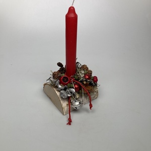 Fahasábra készült asztaldísz klasszikus piros szálgyertyával, termésekkel és kellékekkel gazdagon díszítve (FX-04), Karácsony, Adventi díszek, Adventi asztaldísz, Virágkötés, MESKA