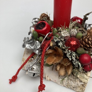 Fahasábra készült asztaldísz klasszikus piros szálgyertyával, termésekkel és kellékekkel gazdagon díszítve (FX-04) - karácsony - adventi díszek - adventi asztaldísz - Meska.hu