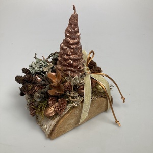 Fahasábra készült asztaldísz bronzszínű, fenyalakú gyertyával, termésekkel és kellékekkel gazdagon díszítve (FX-07) - Meska.hu