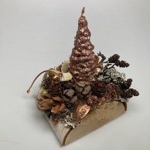 Fahasábra készült asztaldísz bronzszínű, fenyalakú gyertyával, termésekkel és kellékekkel gazdagon díszítve (FX-07) - karácsony - adventi díszek - adventi asztaldísz - Meska.hu