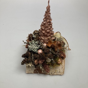 Fahasábra készült asztaldísz bronzszínű, fenyalakú gyertyával, termésekkel és kellékekkel gazdagon díszítve (FX-07) - karácsony - adventi díszek - adventi asztaldísz - Meska.hu