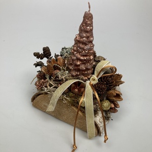 Fahasábra készült asztaldísz bronzszínű, fenyalakú gyertyával, termésekkel és kellékekkel gazdagon díszítve (FX-07) - karácsony - adventi díszek - adventi asztaldísz - Meska.hu