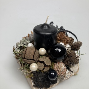 Fahasábra készült asztaldísz matt fekete tönkgyertyával, termésekkel és kellékekkel gazdagon díszítve (FX-08) - Meska.hu