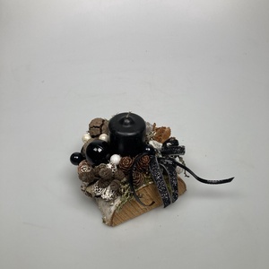 Fahasábra készült asztaldísz matt fekete tönkgyertyával, termésekkel és kellékekkel gazdagon díszítve (FX-08) - karácsony - adventi díszek - adventi asztaldísz - Meska.hu