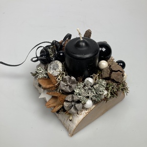 Fahasábra készült asztaldísz matt fekete tönkgyertyával, termésekkel és kellékekkel gazdagon díszítve (FX-08) - karácsony - adventi díszek - adventi asztaldísz - Meska.hu