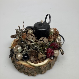 Fahasábra készült asztaldísz matt fekete tönkgyertyával, termésekkel és kellékekkel gazdagon díszítve (FX-09) - karácsony - adventi díszek - adventi asztaldísz - Meska.hu