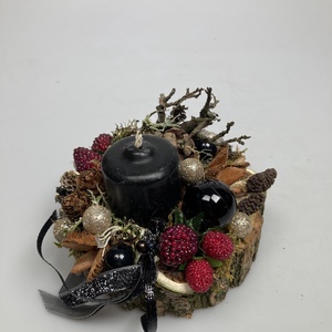 Fahasábra készült asztaldísz matt fekete tönkgyertyával, termésekkel és kellékekkel gazdagon díszítve (FX-09) - karácsony - adventi díszek - adventi asztaldísz - Meska.hu