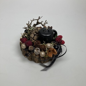 Fahasábra készült asztaldísz matt fekete tönkgyertyával, termésekkel és kellékekkel gazdagon díszítve (FX-09) - Meska.hu