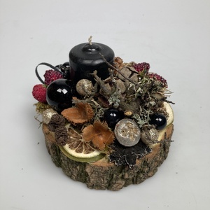 Fahasábra készült asztaldísz matt fekete tönkgyertyával, termésekkel és kellékekkel gazdagon díszítve (FX-09) - karácsony - adventi díszek - adventi asztaldísz - Meska.hu