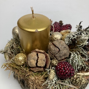 Fahasábra készült asztaldísz arany metál tönkgyertyával, termésekkel és kellékekkel gazdagon díszítve (FX-10) - karácsony - adventi díszek - adventi asztaldísz - Meska.hu
