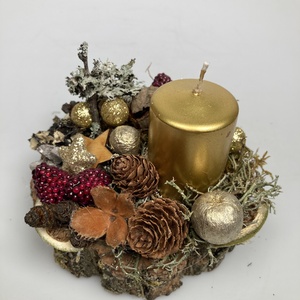 Fahasábra készült asztaldísz arany metál tönkgyertyával, termésekkel és kellékekkel gazdagon díszítve (FX-10) - karácsony - adventi díszek - adventi asztaldísz - Meska.hu