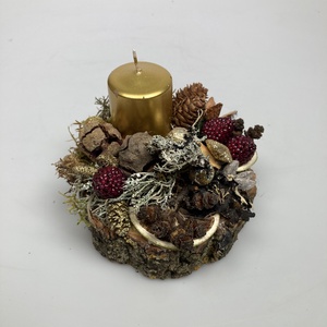 Fahasábra készült asztaldísz arany metál tönkgyertyával, termésekkel és kellékekkel gazdagon díszítve (FX-10) - karácsony - adventi díszek - adventi asztaldísz - Meska.hu