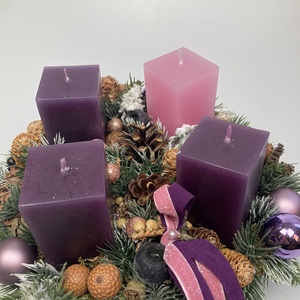 Hagyományos színvilágú - három lila és egy rózsaszín gyertyás adventi asztaldísz bársonyszalaggal (AW11) - karácsony - adventi díszek - adventi asztaldísz - Meska.hu