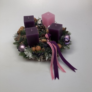 Hagyományos színvilágú - három lila és egy rózsaszín gyertyás adventi asztaldísz bársonyszalaggal (AW11) - Meska.hu