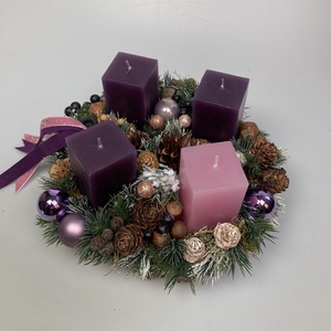 Hagyományos színvilágú - három lila és egy rózsaszín gyertyás adventi asztaldísz bársonyszalaggal (AW11) - karácsony - adventi díszek - adventi asztaldísz - Meska.hu