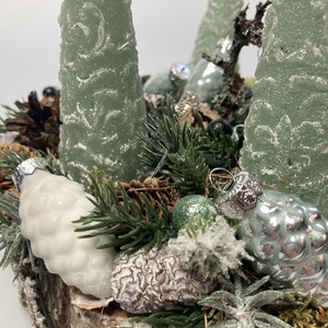 Tobozalakú üveggömbökkel ékített, zöld fenyőfa gyertyás, fakorongon nyugvó, adventi asztaldísz gazdagon díszítve (AW12) - karácsony - adventi díszek - adventi asztaldísz - Meska.hu