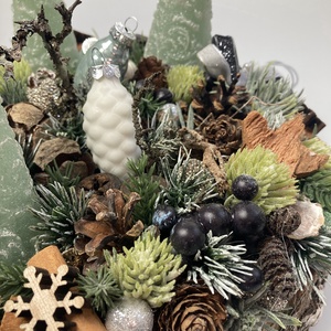 Tobozalakú üveggömbökkel ékített, zöld fenyőfa gyertyás, fakorongon nyugvó, adventi asztaldísz gazdagon díszítve (AW12) - karácsony - adventi díszek - adventi asztaldísz - Meska.hu