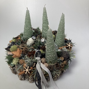 Tobozalakú üveggömbökkel ékített, zöld fenyőfa gyertyás, fakorongon nyugvó, adventi asztaldísz gazdagon díszítve (AW12), Karácsony, Adventi díszek, Adventi asztaldísz, Virágkötés, MESKA