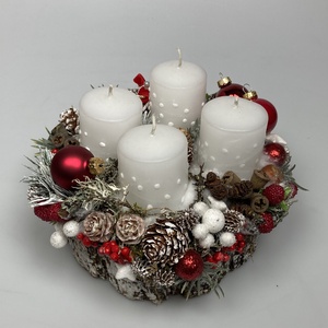 Üveggömbökkel ékített, fehér pöttyös gyertyás, fakorongon nyugvó, adventi asztaldísz gazdagon díszítve (AW13) - karácsony - adventi díszek - adventi asztaldísz - Meska.hu