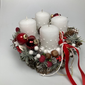 Üveggömbökkel ékített, fehér pöttyös gyertyás, fakorongon nyugvó, adventi asztaldísz gazdagon díszítve (AW13) - karácsony - adventi díszek - adventi asztaldísz - Meska.hu