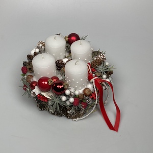 Üveggömbökkel ékített, fehér pöttyös gyertyás, fakorongon nyugvó, adventi asztaldísz gazdagon díszítve (AW13) - karácsony - adventi díszek - adventi asztaldísz - Meska.hu