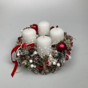 Üveggömbökkel ékített, fehér pöttyös gyertyás, fakorongon nyugvó, adventi asztaldísz gazdagon díszítve (AW13) - karácsony - adventi díszek - adventi asztaldísz - Meska.hu