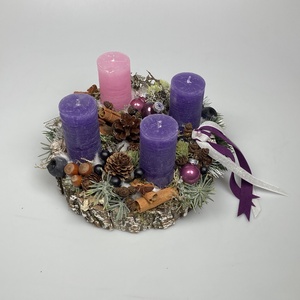 Üveggömbökkel ékített, klasszikus színvilágú - 3 lila, 1 rózsaszín gyertyás, fakorongon nyugvó adventi asztaldísz (AW14) - Meska.hu