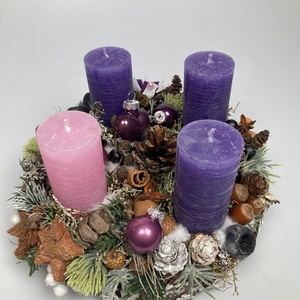 Üveggömbökkel ékített, klasszikus színvilágú - 3 lila, 1 rózsaszín gyertyás, fakorongon nyugvó adventi asztaldísz (AW14) - karácsony - adventi díszek - adventi asztaldísz - Meska.hu
