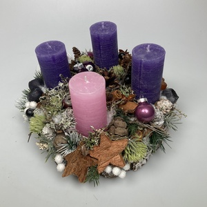 Üveggömbökkel ékített, klasszikus színvilágú - 3 lila, 1 rózsaszín gyertyás, fakorongon nyugvó adventi asztaldísz (AW14) - karácsony - adventi díszek - adventi asztaldísz - Meska.hu