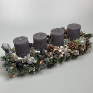 Manófiú figurával ékített, szürke tuskógyertyás, fahasábon nyugvó, adventi asztaldísz gazdagon díszítve (AW15) - karácsony - adventi díszek - adventi asztaldísz - Meska.hu