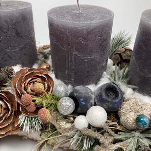 Manófiú figurával ékített, szürke tuskógyertyás, fahasábon nyugvó, adventi asztaldísz gazdagon díszítve (AW15) - karácsony - adventi díszek - adventi asztaldísz - Meska.hu