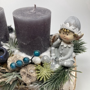 Manófiú figurával ékített, szürke tuskógyertyás, fahasábon nyugvó, adventi asztaldísz gazdagon díszítve (AW15) - karácsony - adventi díszek - adventi asztaldísz - Meska.hu