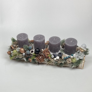 Manófiú figurával ékített, szürke tuskógyertyás, fahasábon nyugvó, adventi asztaldísz gazdagon díszítve (AW15) - Meska.hu