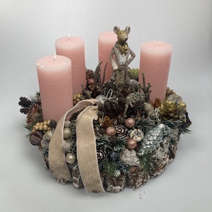 Egéruraság figurájával ékített, pasztell rózsaszín hengergyertyás, fakorongon nyugvó, adventi asztaldísz (AW17), Karácsony, Adventi díszek, Adventi asztaldísz, Virágkötés, MESKA