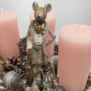 Egéruraság figurájával ékített, pasztell rózsaszín hengergyertyás, fakorongon nyugvó, adventi asztaldísz (AW17) - karácsony - adventi díszek - adventi asztaldísz - Meska.hu