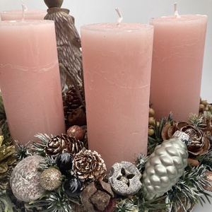 Egéruraság figurájával ékített, pasztell rózsaszín hengergyertyás, fakorongon nyugvó, adventi asztaldísz (AW17) - karácsony - adventi díszek - adventi asztaldísz - Meska.hu