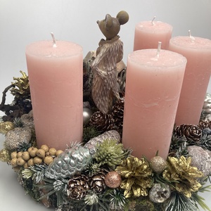 Egéruraság figurájával ékített, pasztell rózsaszín hengergyertyás, fakorongon nyugvó, adventi asztaldísz (AW17) - karácsony - adventi díszek - adventi asztaldísz - Meska.hu
