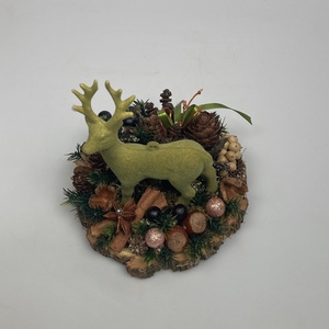 Fakorongra épült minidísz zöld flokkolt szarvasfigurával, termésekkel s kellékekkel gazdagon díszítve (FX-16) - karácsony - adventi díszek - adventi asztaldísz - Meska.hu