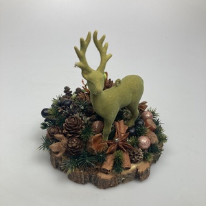 Fakorongra épült minidísz zöld flokkolt szarvasfigurával, termésekkel s kellékekkel gazdagon díszítve (FX-16), Karácsony, Adventi díszek, Adventi asztaldísz, Virágkötés, MESKA