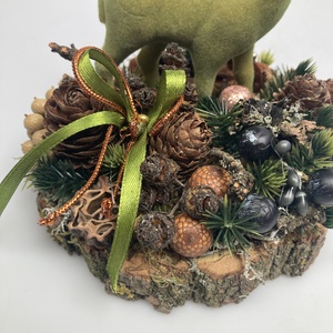 Fakorongra épült minidísz zöld flokkolt szarvasfigurával, termésekkel s kellékekkel gazdagon díszítve (FX-16) - karácsony - adventi díszek - adventi asztaldísz - Meska.hu