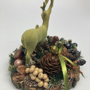 Fakorongra épült minidísz zöld flokkolt szarvasfigurával, termésekkel s kellékekkel gazdagon díszítve (FX-16) - karácsony - adventi díszek - adventi asztaldísz - Meska.hu