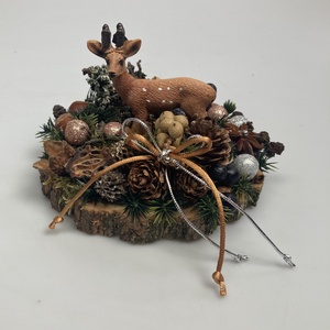 Fakorongra épült minidísz pettyes szarvasfigurával, termésekkel s kellékekkel gazdagon díszítve (FX-17), Karácsony, Adventi díszek, Adventi asztaldísz, Virágkötés, MESKA