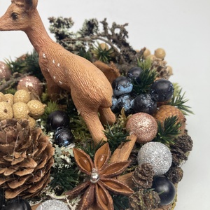 Fakorongra épült minidísz pettyes szarvasfigurával, termésekkel s kellékekkel gazdagon díszítve (FX-17) - karácsony - adventi díszek - adventi asztaldísz - Meska.hu