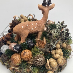 Fakorongra épült minidísz pettyes szarvasfigurával, termésekkel s kellékekkel gazdagon díszítve (FX-17) - karácsony - adventi díszek - adventi asztaldísz - Meska.hu