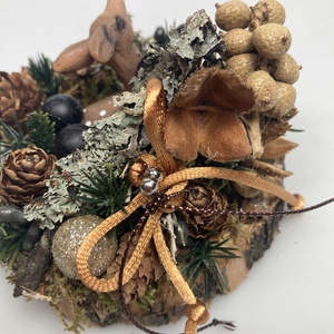 Fakorongra épült minidísz őzgida figurával, termésekkel s kellékekkel gazdagon díszítve (FX-18) - karácsony - adventi díszek - adventi asztaldísz - Meska.hu