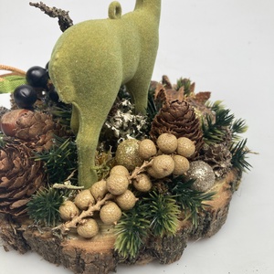Fakorongra épült minidísz flokkolt, zöld szarvasfigurával, termésekkel s kellékekkel gazdagon díszítve (FX-19) - karácsony - adventi díszek - adventi asztaldísz - Meska.hu