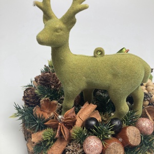 Fakorongra épült minidísz flokkolt, zöld szarvasfigurával, termésekkel s kellékekkel gazdagon díszítve (FX-19) - karácsony - adventi díszek - adventi asztaldísz - Meska.hu