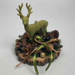 Fakorongra épült minidísz flokkolt, zöld szarvasfigurával, termésekkel s kellékekkel gazdagon díszítve (FX-19) - karácsony - adventi díszek - adventi asztaldísz - Meska.hu