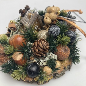 Fakorongra épült adventi minidísz erdei házikóval, termésekkel s kellékekkel gazdagon díszítve (FX-20) - karácsony - adventi díszek - adventi asztaldísz - Meska.hu